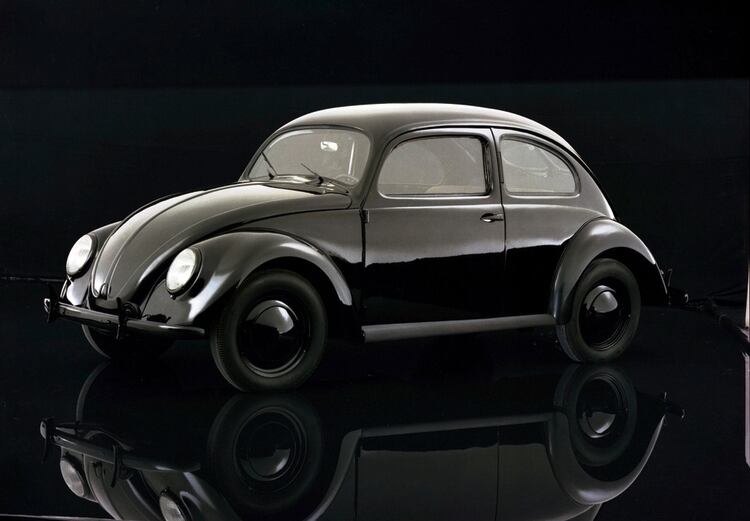 El Escarabajo, cuyo prototipo se creó en 1938, empezó a fabricarse tras la Navidad de 1945. (Volkswagen)