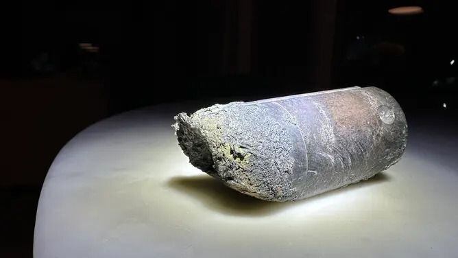 Este objeto proveniente del espacio impactó en la vivienda de un residente de Naples, Florida. (Alejandro Otero/NASA)