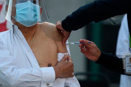 Un médico recibe hoy la vacuna contra el covid-19 en el Hospital General de México, en la Ciudad de México (México).  EFE / Sáshenka Gutiérrez