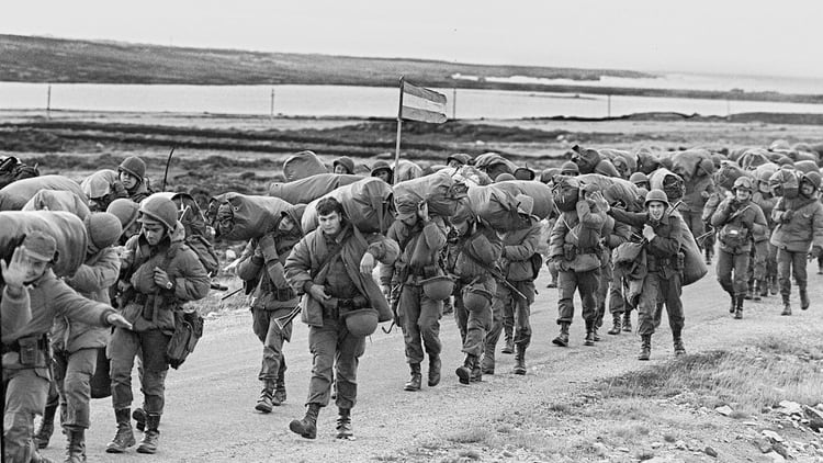 Llegada de los soldados a Malvinas: rostros atentos, algunas sonrisas y, entre ellos, la bandera argentina. Foto: AFP.