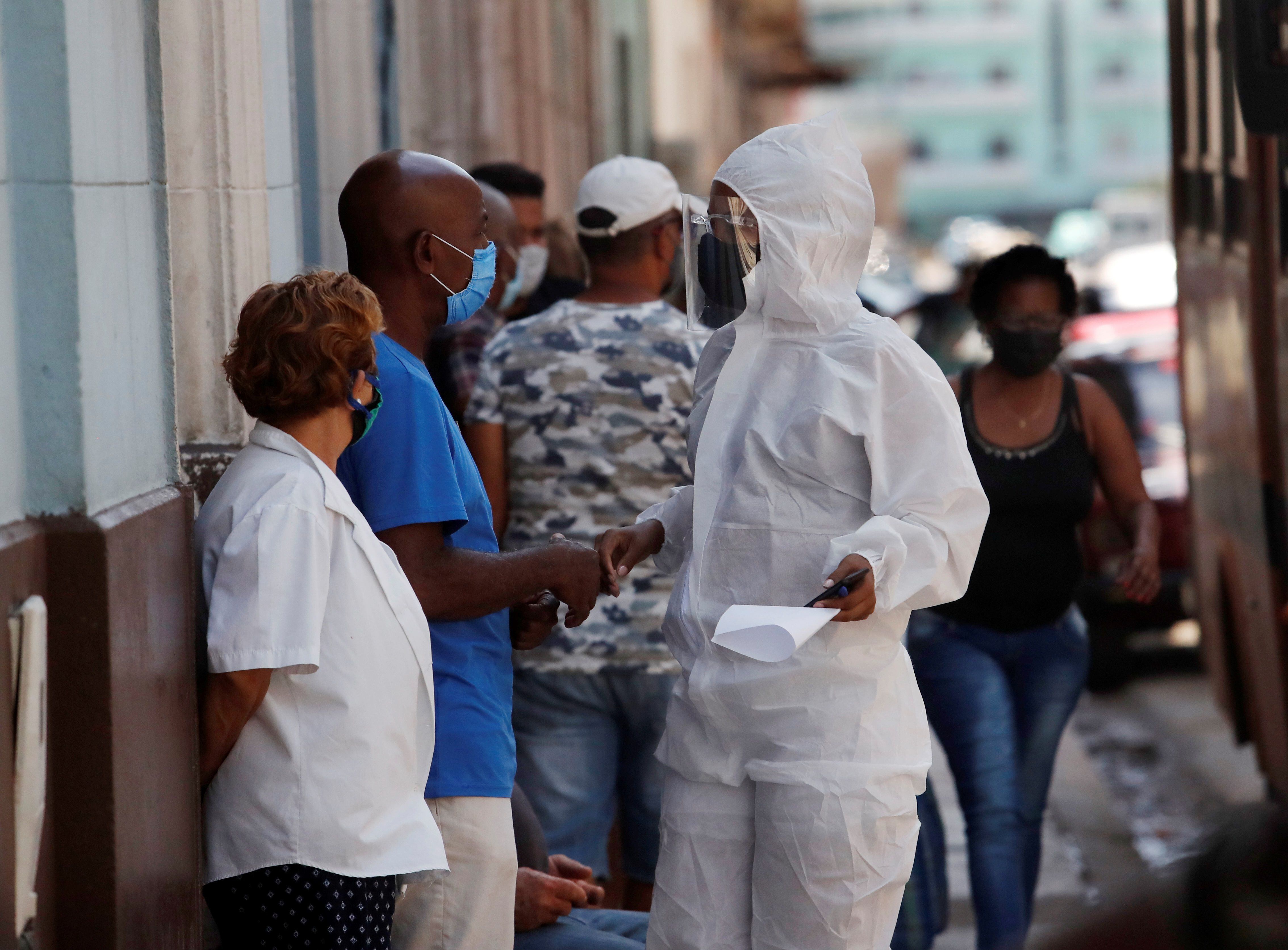 Una trabajadora de la salud habla con varias personas en La Habana (Cuba), en una fotografía de archivo. EFE/Yander Zamora