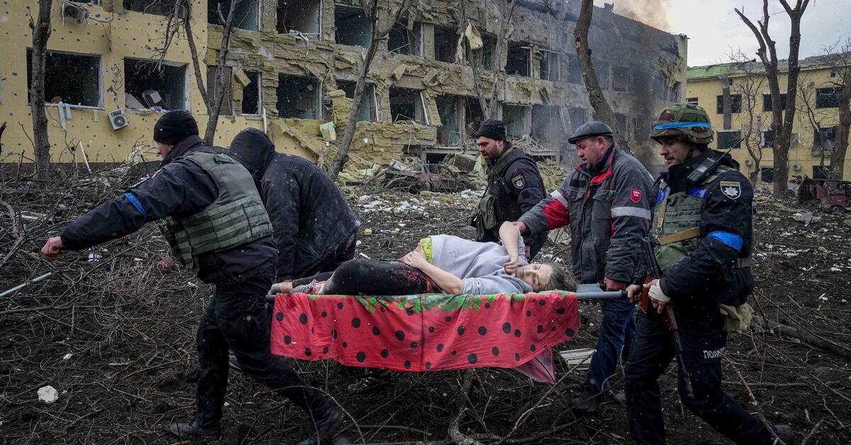 Masacre en Mariupol: el bombardo ruso al hospital nios new menos tres muertos, entre ellas una niña