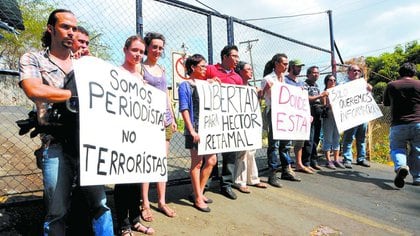 En Nicaragua, el periodismo independiente ha sido criminalizado por el régimen de Daniel Ortega.  En la foto, un grupo de periodistas reclamó la detención y expulsión de un corresponsal extranjero durante las protestas de 2018.