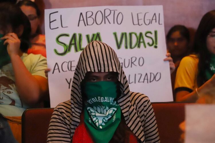 Con 24 votos a favor y 10 en contra, el Congreso de Oaxaca aprobó la Reforma al código penal del estado para despenalizar el aborto durante las primeras 12 semanas de gestación (Foto: ESTACIÓN FOTO /CUARTOSCURO.COM)