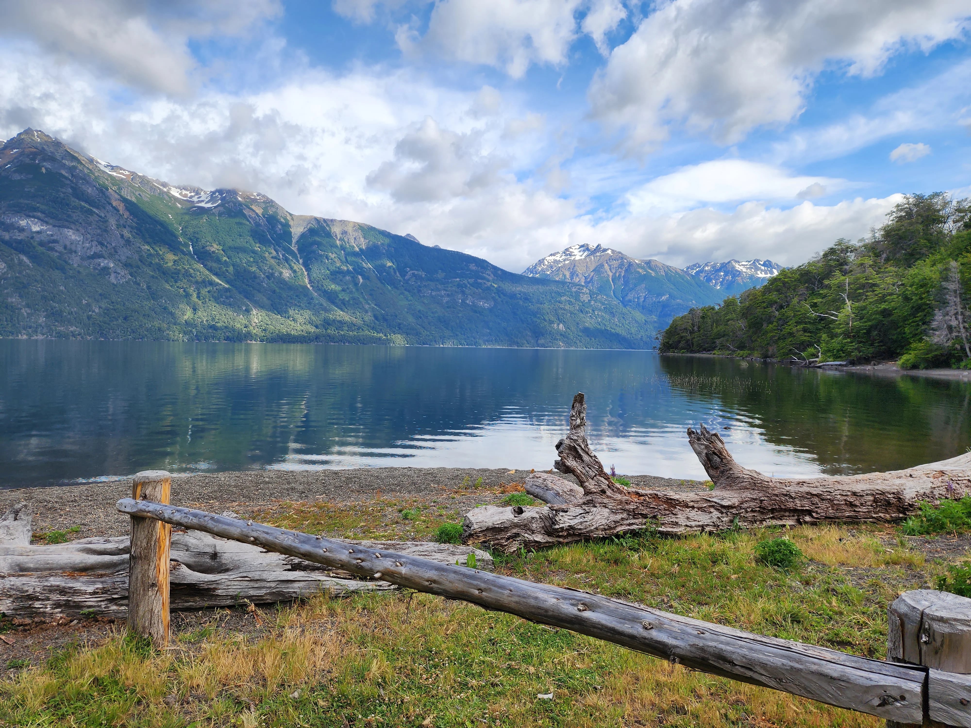 El Lago Rivadavia, en Chubut, Argentina, está incluido dentro del Parque Nacional Los Alerces, y ya ha sido afectado por la contaminación por microplásticos, según detectó un grupo internacional de científicos/Facundo Scordo