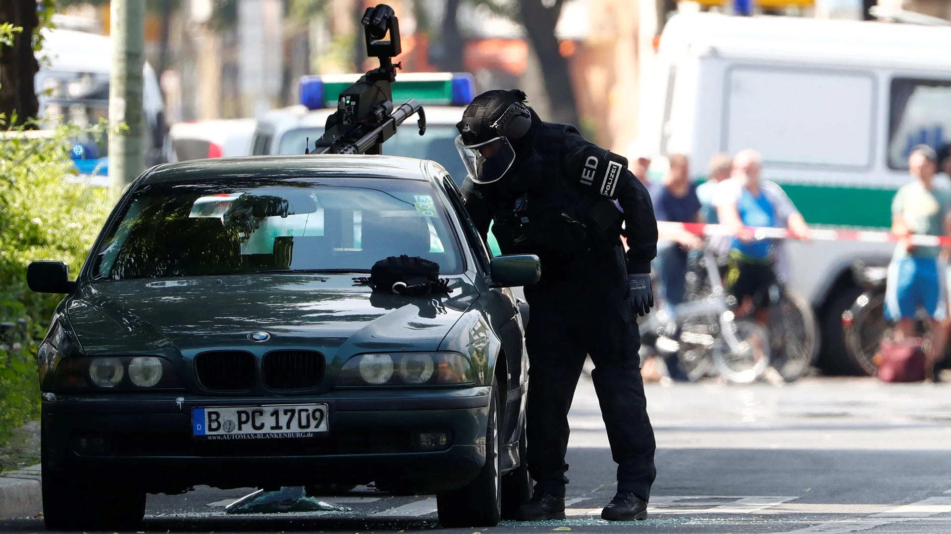 Un especialista antibomba se aproxima al auto utilizando un equipo protector (Reuters)