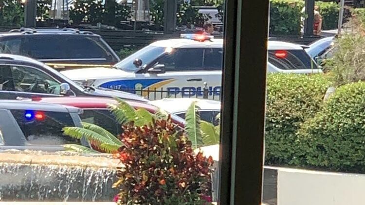 La policía acordonó la zona del resort, en Sunny Isles (@morgancarlota)