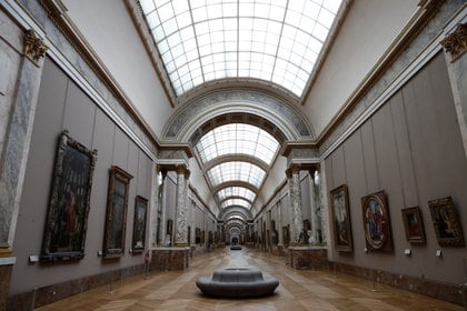 Los pasillos del museo del Louvre, vacíos en el marco de las restricciones impuestas por el gobierno francés durante la segunda ola del coronavirus en el país. Foto: REUTERS/Benoit Tessier