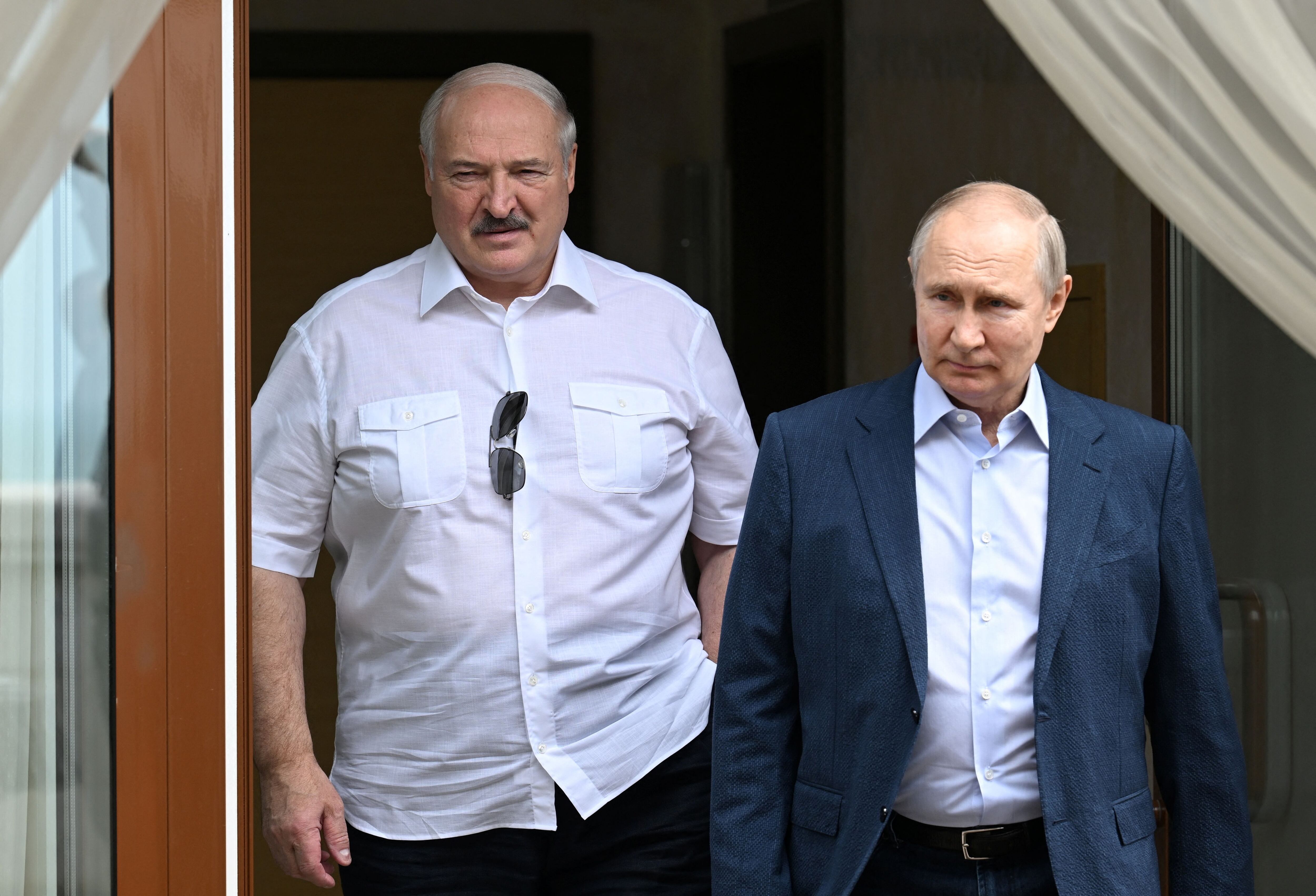 El presidente ruso, Vladimir Putin, y el presidente bielorruso, Alexander Lukashenko, caminan durante una reunión en la residencia de Bocharov Ruchei en Sochi, Rusia, el 9 de junio de 2023. Sputnik/Pavel Bednyakov/Kremlin vía REUTERS
