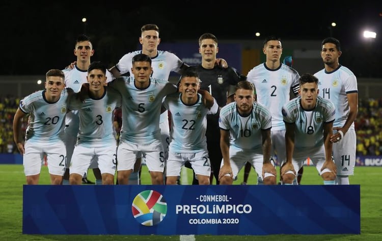La selección Sub 23 de Argentina, antes del partido contra el equipo colombiano en el estadio Alfonso López de la ciudad de Bucaramanga (REUTERS/Luisa González)