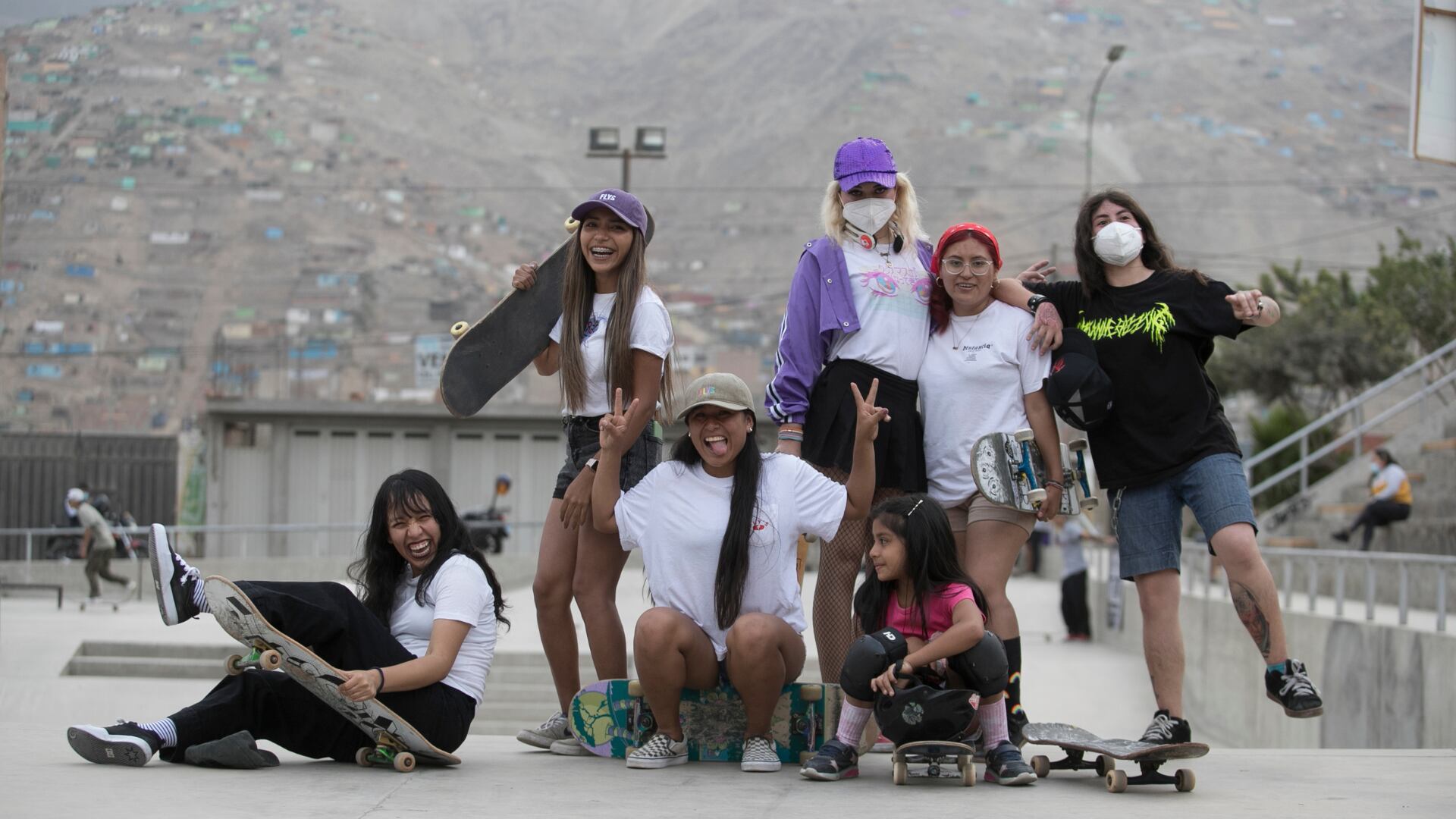 Integrantes de Chicas en llamas practicando skateboarding en el skatepark de Manchay Pachacamac (chicasenllamas/andina/renatopajuelo)