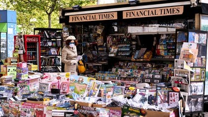 FOTO DE ARCHIVO: Una mujer compra revistas en Madrid, España, durante el brote de coronavirus el 8 de abril de 2020 (A Perez Meca/Shutterstock)