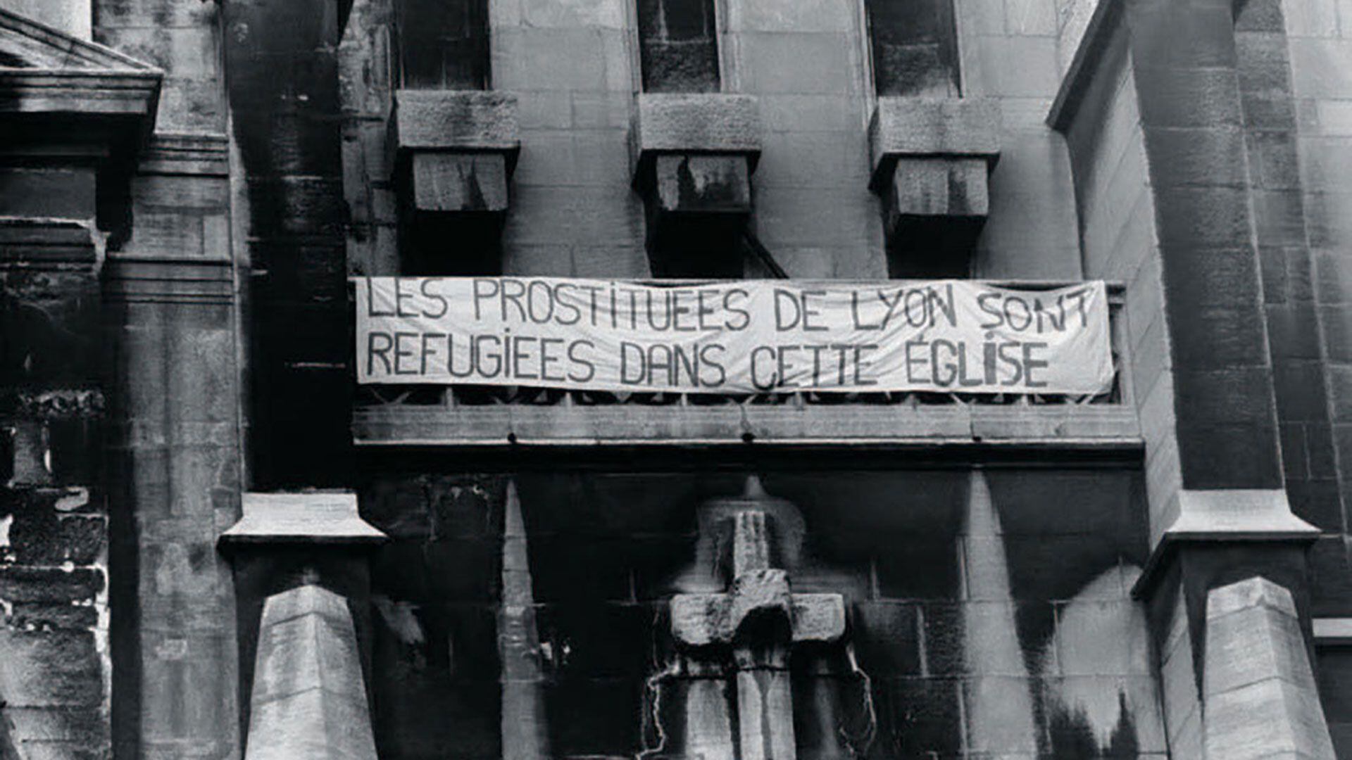 "Les prostituees de Lyon sont refugiees dans cette eglise", dice la bandera colgada en la puerta de la parroquia. Significa: "Las prostitutas de Lyon se refugian en este iglesia"

