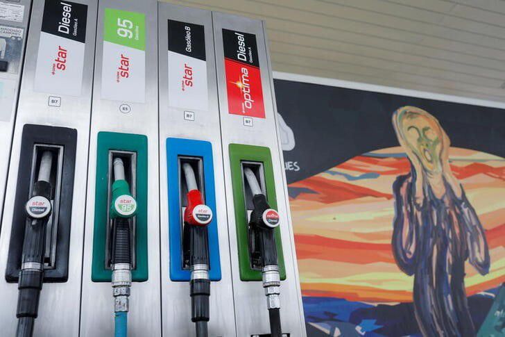 El precio de los carburantes en la capital del país cambia todos los días (Reuters)
