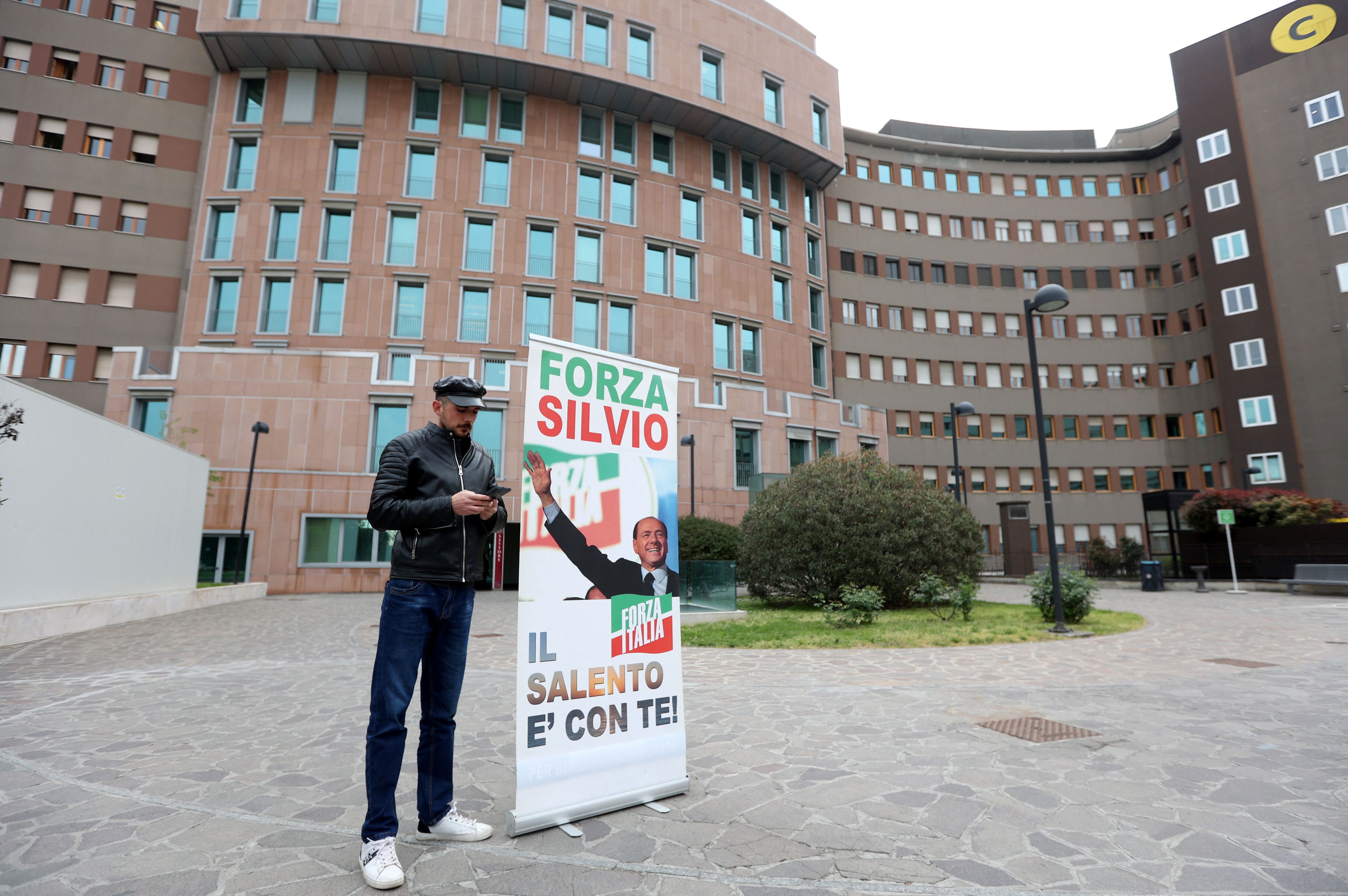 Un cartel en apoyo a Berlusconi en la puerta del hospital (REUTERS/Claudia Greco)