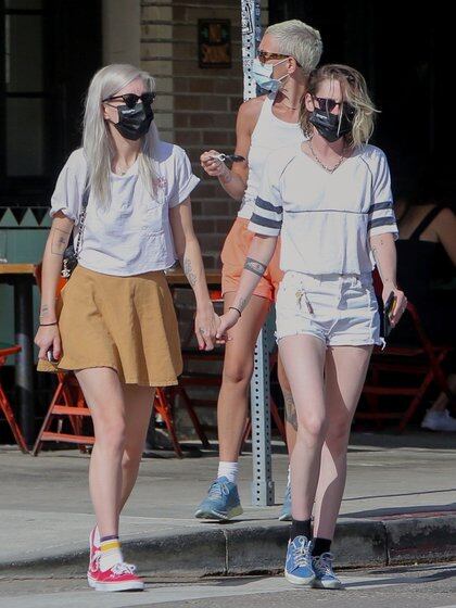Romántica salida. Kristen Stewart y Dylan Meyer disfrutaron de un día de sol para pasear por las calles de Los Feliz, en Los Ángeles, California