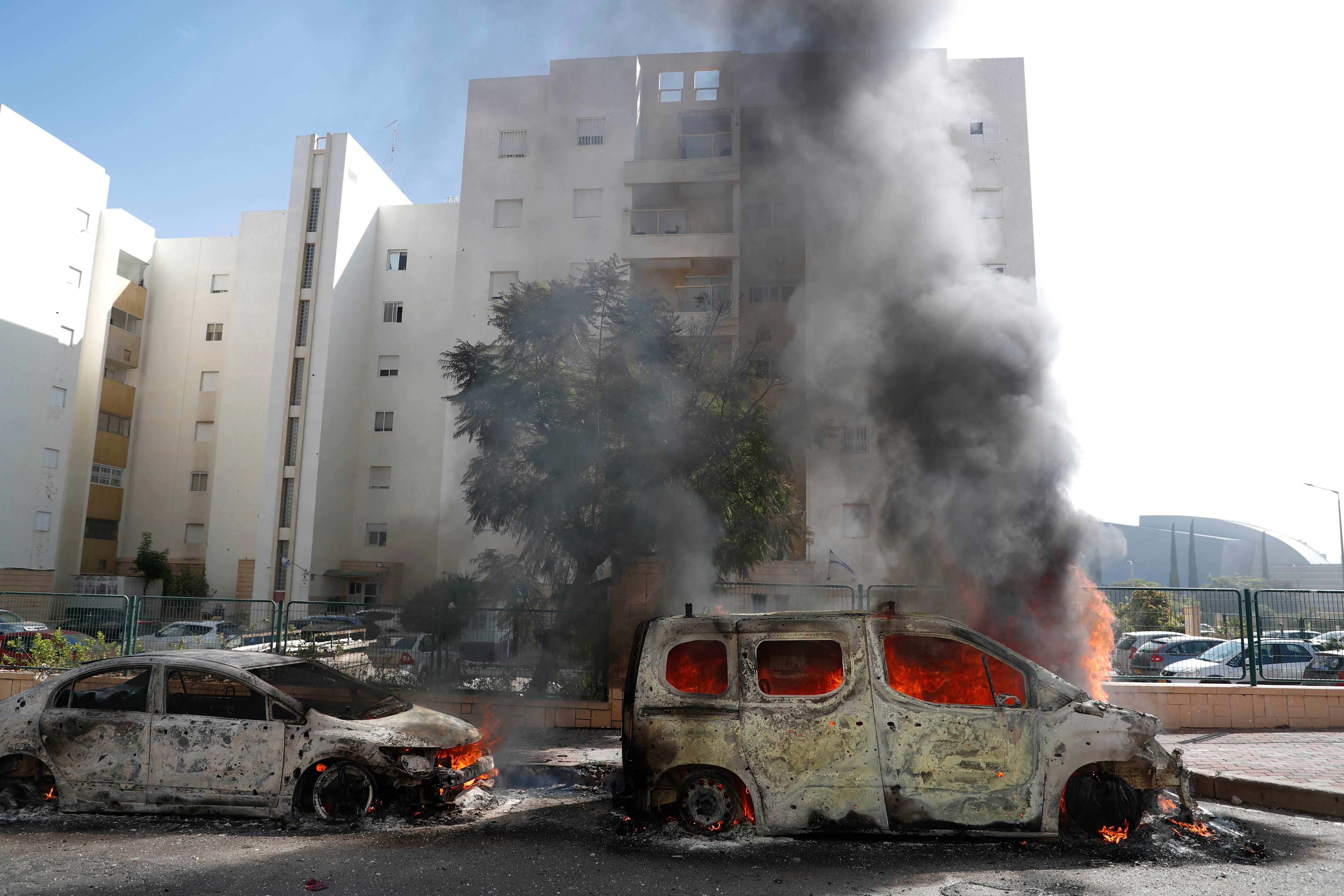 Vehículos quemados en la ciudad israelí de Ashkelon tras lanzamientos de cohetes desde Gaza (EFE)