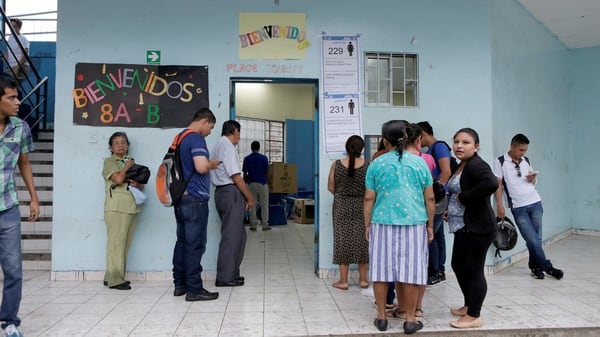 Los ecuatorianos responderán a siete preguntas, cinco de las cuales están enmarcadas como de referéndum y otras dos como consulta popular (Reuters)