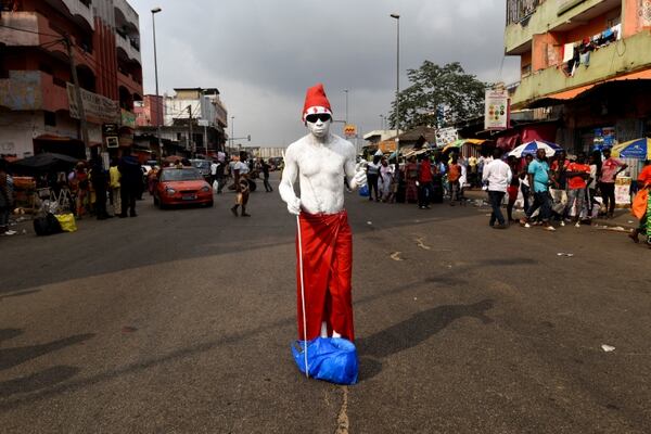 Un hombre disfrazado de Papa Noel en Abidjan, Costa de Marfil 