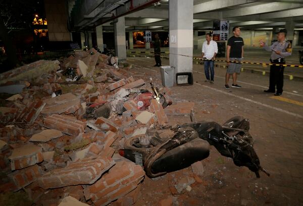 La policía revisa los escombros en un estacionamiento de un centro comercial (Reuters)