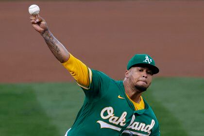 Frankie Montas, lanzador abridor dominicano de los Atléticos de Oakland, fue registrado este viernes al realizarle un disparo a un bateador de los Tigres de Detroit, durante un partido de la MLB, en el RingCentral Coliseum de Oakland (California, EE.UU.). EFE/John G. Mabanglo 