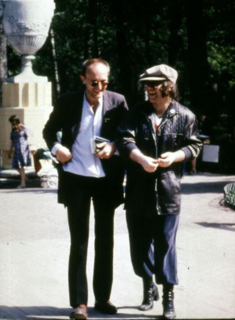 Elton y Ray Cooper caminando por Moscú