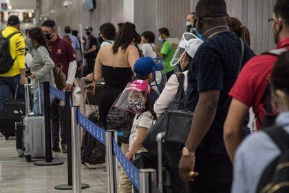 CIUDAD DE MÉXICO, 26MARZO2021.- Actividad en la terminal 1 del Aeropuerto internacional de la Ciudad de México (AICM) durante las vacaciones de semana santa.
FOTO: MARIO JASSO/CUARTOSCURO.COM