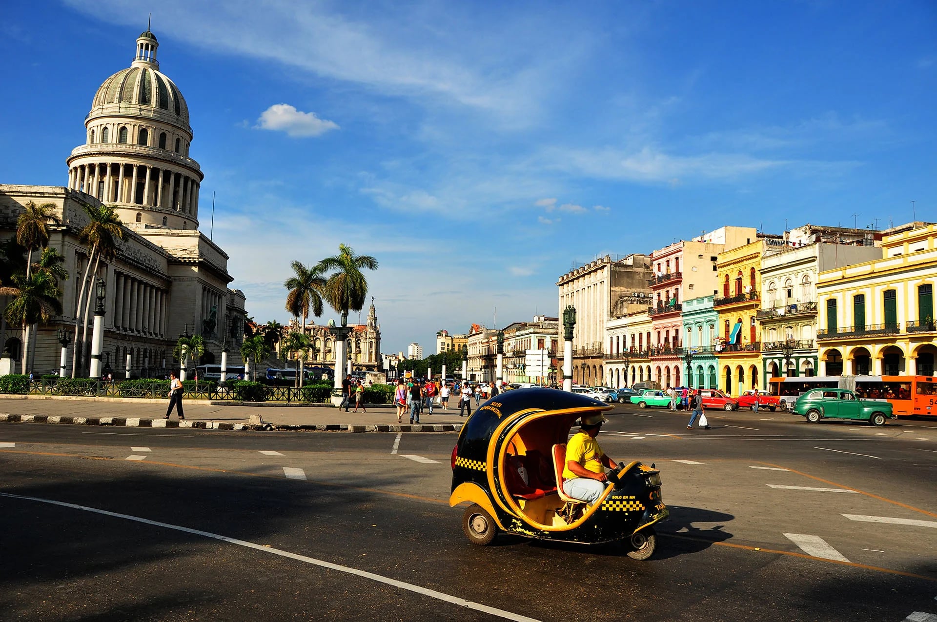 Los coco-taxis son un medio de transporte popular en la ciudad. También están los taxis tradicionales y las guagas (colectivos).