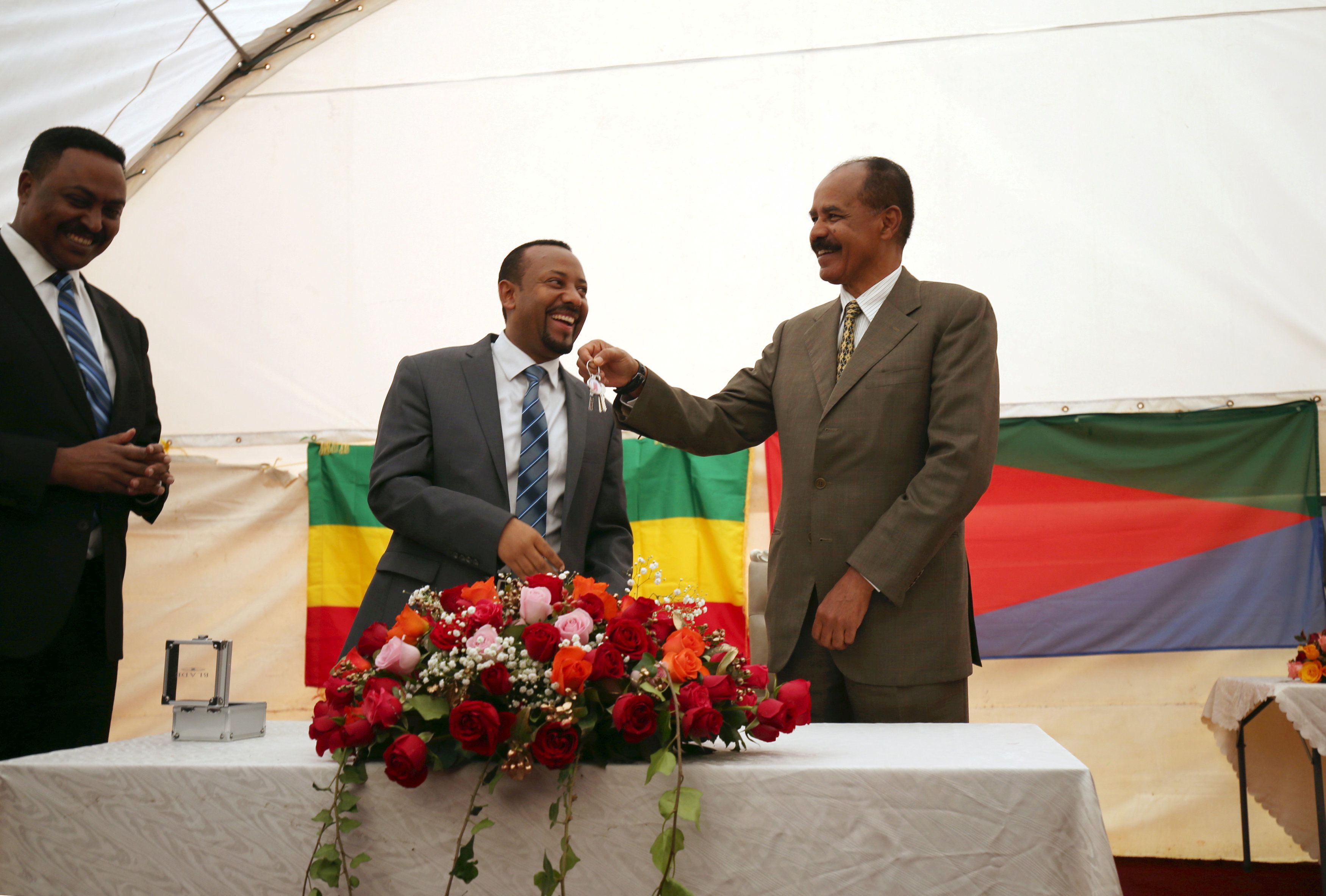 El presidente de Eritrea, Isaias Afwerki, recibe una llave del primer ministro de Etiopía, Abiy Ahmed, durante la ceremonia de inauguración de la embajada de Eritrea en Etiopía, el 16 de julio de 2018. 