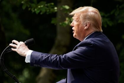 Trump acomoda el micrófono durante la conferencia (REUTERS/Kevin Lamarque)