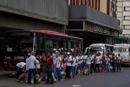 Personas sin guardar el distanciamiento social, ni usando el tapabocas para ´revenir el covid, retirando bolsas de comida como parte de pago luego de asistir a un concierto organizado por el régimen de Maduro 