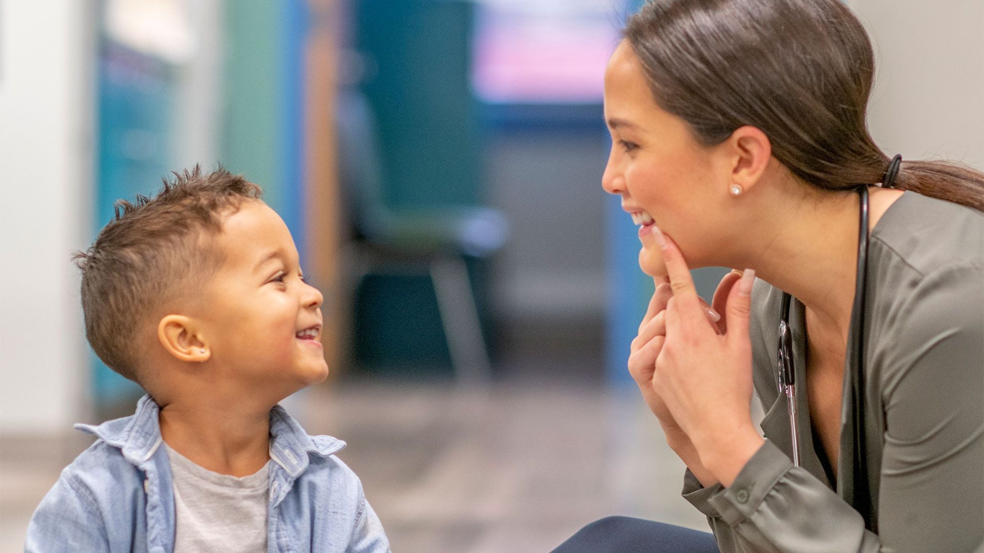 Según la Mayo Clinic "puede que los niños pequeños tartamudeen cuando sus capacidades del habla o del lenguaje no se han desarrollado lo suficiente como para seguir el ritmo de lo que quieren decir" (Getty)