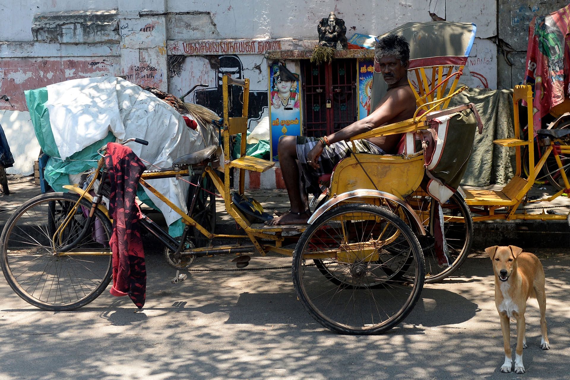 Un conductor se sienta en su rickshaw durante la cuarentena en Chennai el 21 de abril de 2020. (Foto de Arun SANKAR / AFP)