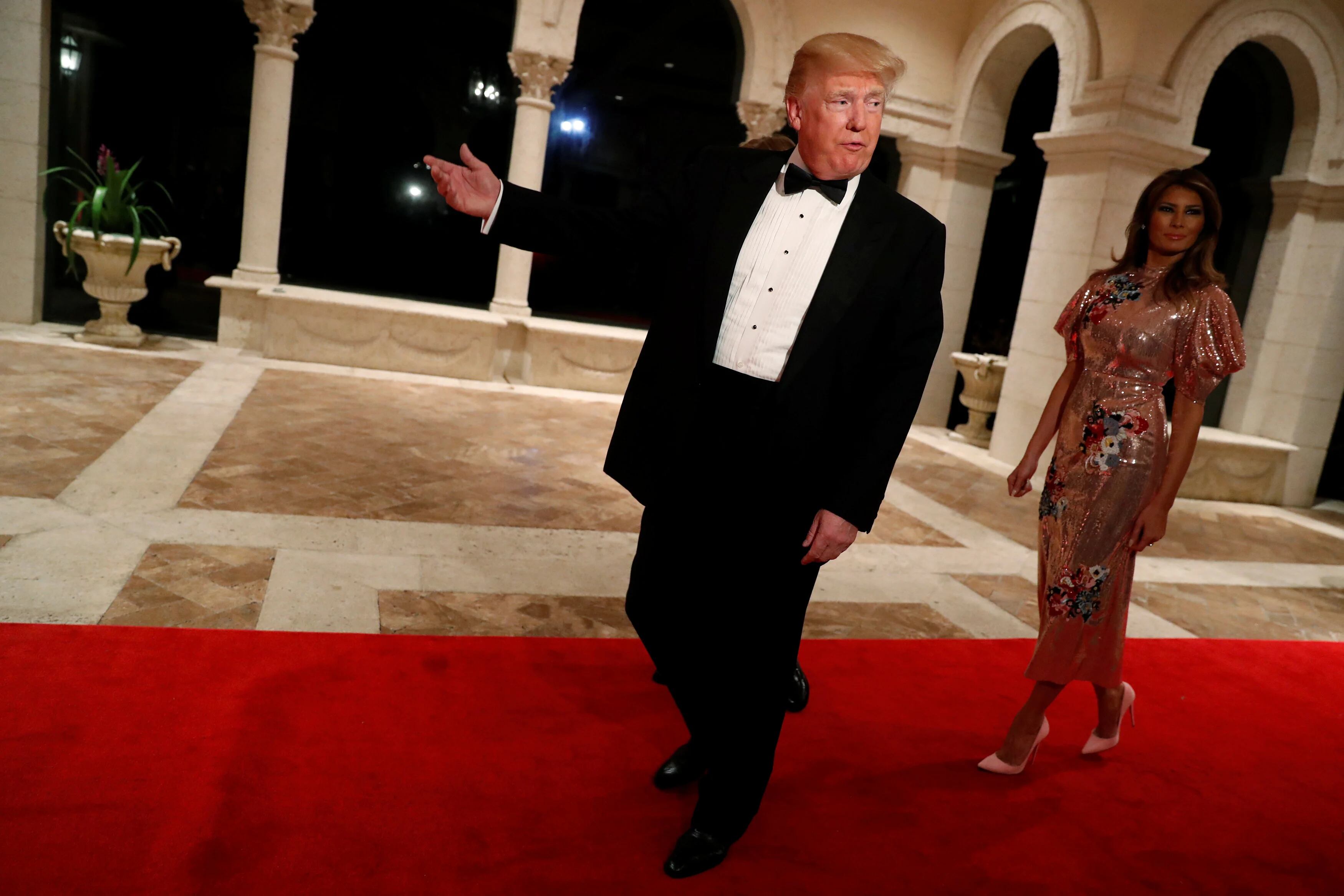 El presidente estadounidense Donald Trump y la primera dama Melania Trump llegan a la fiesta en el club de Mar-a-lago ( REUTERS/Jonathan Ernst)
