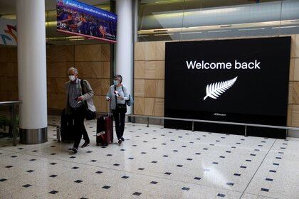 Pasajeros arriban a Nueva Zelanda provenientes de Australia, luego de la reapertura de los viajes entre ambas naciones. REUTERS/Loren Elliott/File Photo