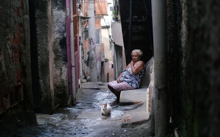 Maria das Neves, de 76 años, en la favela Alemao durante el brote de coronavirus en Río de Janeiro. 22 marzo 2020. REUTERS/Ricardo Moraes -