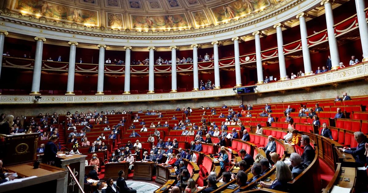 Division en France : La motion de défiance envers le Premier ministre de Macron a échoué, mais le leadership du président a été affaibli