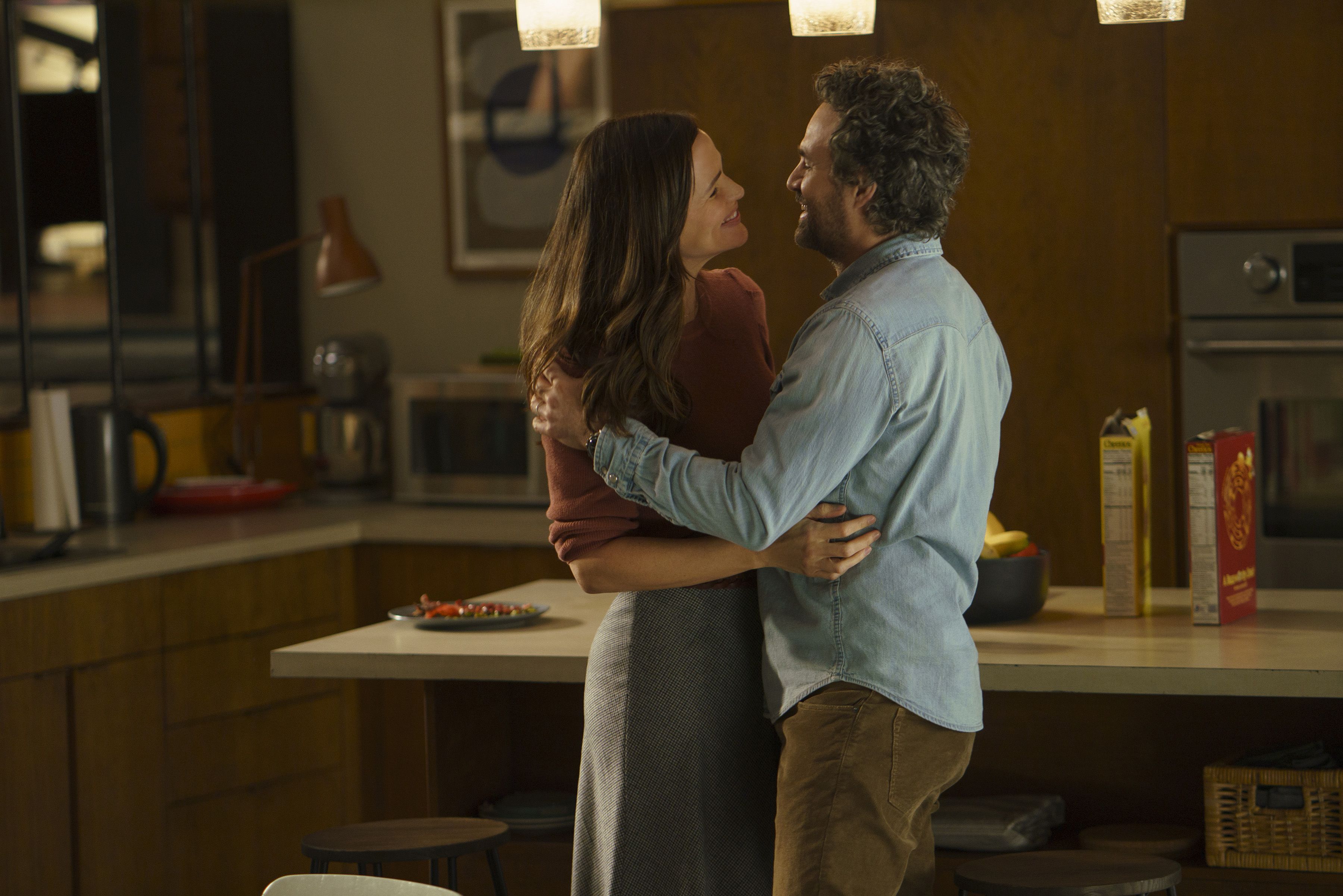 Jennifer Garner como Ellie y Mark Ruffalo como Louis Reed en "El Proyecto Adam". (Netflix)