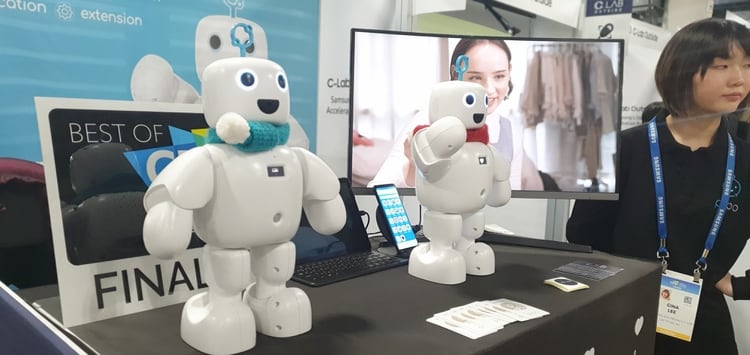 Pibo, un robot asistente que empatiza con las emociones del usuario.