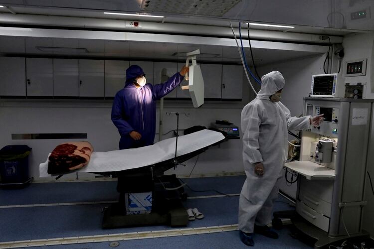Personal médico en un hospital temporal (AP Photo/Ebrahim Noroozi)