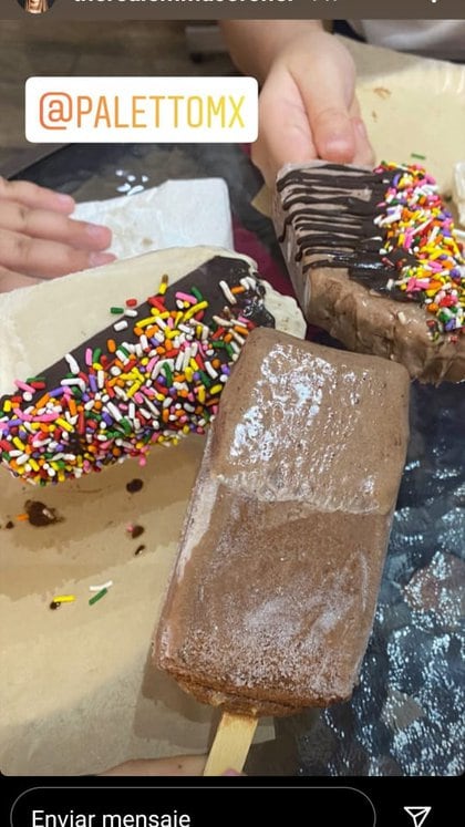 Emma Coronel pasó un tiempo con sus hijas en una heladería (Foto: Instagram @therealemmacoronel)