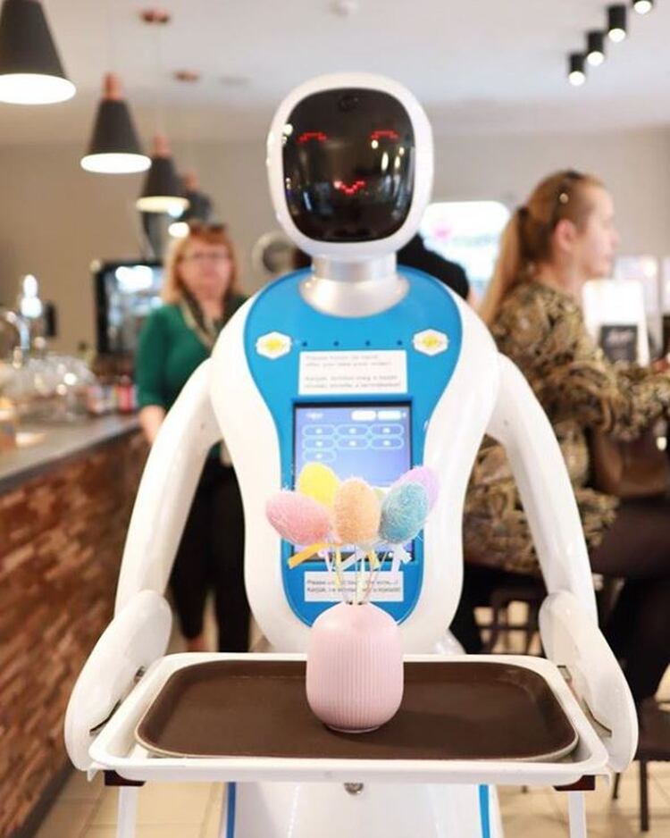 Los pedidos son registrados por camareros humanos, pero después los protagonistas son las máquinas (Foto: Enjoy Budapest Café)
