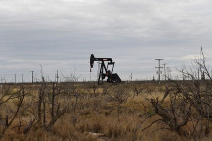 FOTO DE ARCHIVO. Una bomba de extracción de petróleo opera en la Cuenca Pérmica cerca de Odessa, en Texas. REUTERS/Nick Oxford