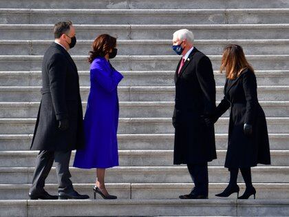 Pence junto a la actual vicepresidenta, Kamala Harris. Foto: David Tulis/Pool via REUTERS