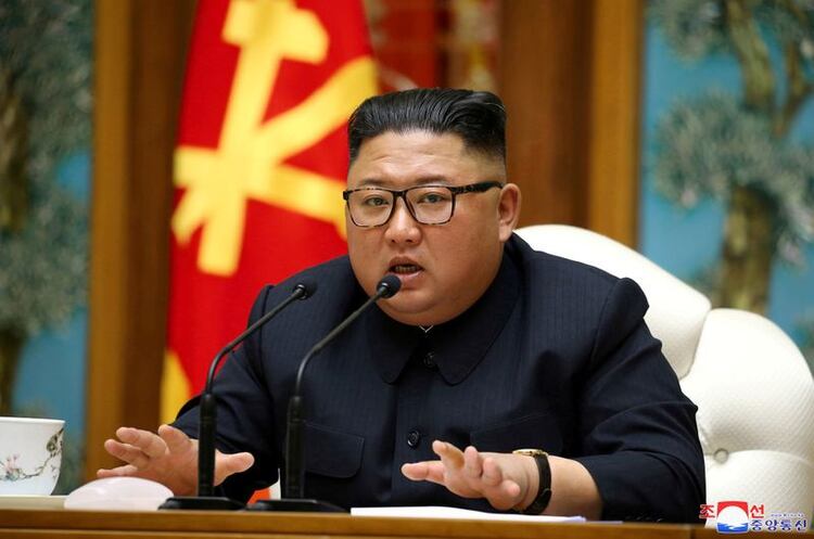 El líder norcoreano Kim Jong Un habla en una reunión del Buró Político del Comité Central del Partido Nacional de los Trabajadores de Corea del Norte (WPK, por sus siglas en inglés) en esta imagen publicada por la Agencia Central de Noticias de Corea del Norte (KCNA) el 11 de abril de 2020 (KCNA/vía REUTERS)