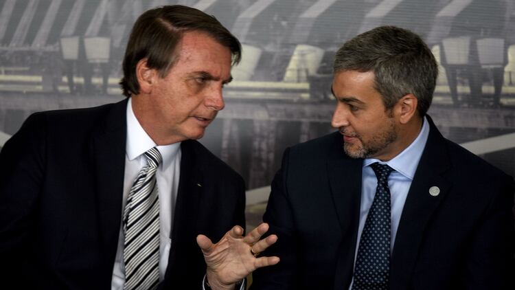 Jair Bolsonaro junto a Mario Abdo Benítez (AFP)