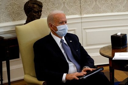 El presidente de Estados Unidos, Joe Biden, se reúne con senadores en la Oficina Oval de la Casa Blanca (REUTERS/Tom Brenner)