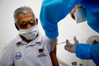Un adulto mayor recibe una dosis de la vacuna contra la covid-19 en Cali (Colombia). EFE/Ernesto Guzmán Jr./Archivo 