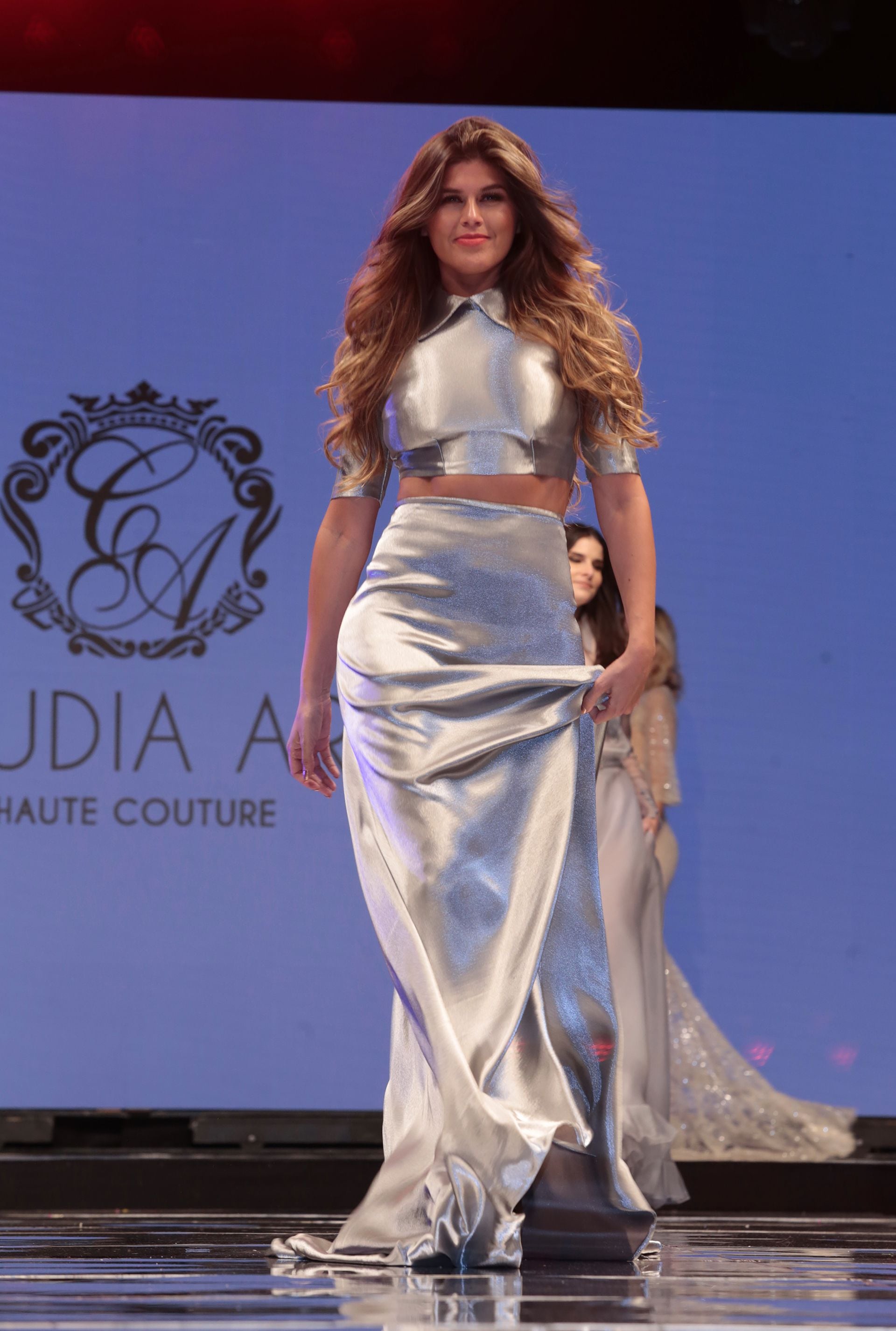 Mariana Antoniale desfilando para Claudia Arce en 2017