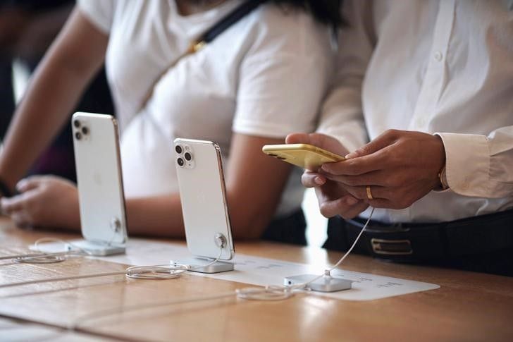 La exposición constante al calor o a las altas temperaturas pueden dañar permanentemente la batería del iPhone. (REUTERS/Athit Perawongmetha)